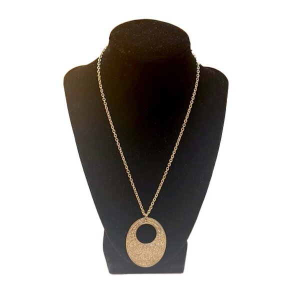 🆕 👋 3/$15 FASHION JEWELRY NECKLACE GOLD TONED EMBOSSED FLOWER - Picture 1 of 4